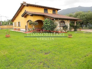 Villa in Vendita a Pietrasanta, zona Montiscendi, 1'000'000€, 300 m²