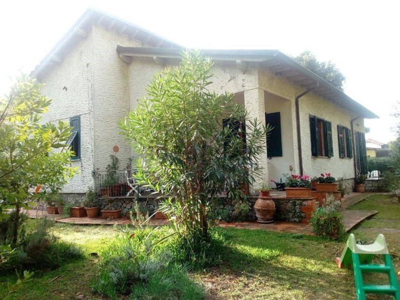 Villa in Vendita a Massa, zona Marina di Massa, 450'000€, 150 m², arredato