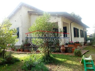 Villa in Vendita a Massa, zona Marina di Massa, 450'000€, 150 m², arredato
