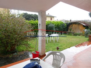 Casa Semi Indipendente in Vendita a Seravezza, zona Querceta, 530'000&euro;, 180 m², arredato