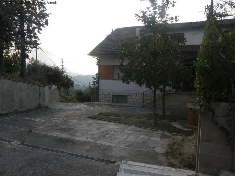 Villetta a schiera in Vendita a Ascoli Piceno, zona Rosara, 210'000€, 300 m²