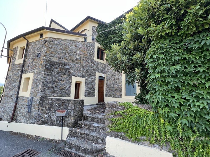 Casale in Vendita a Aulla, 290'000€, 300 m²