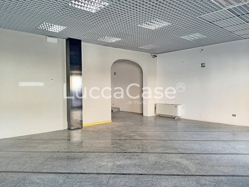 Ufficio in Affitto a Porcari, 750€, 90 m²