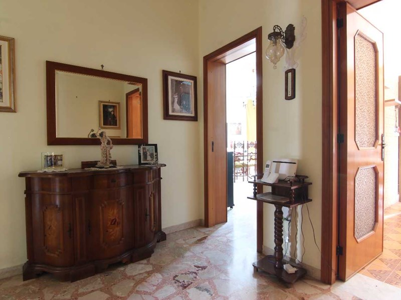 Trilocale in Vendita a Siracusa, zona viale Santa Panagia, 99'000&euro;, 132 m²