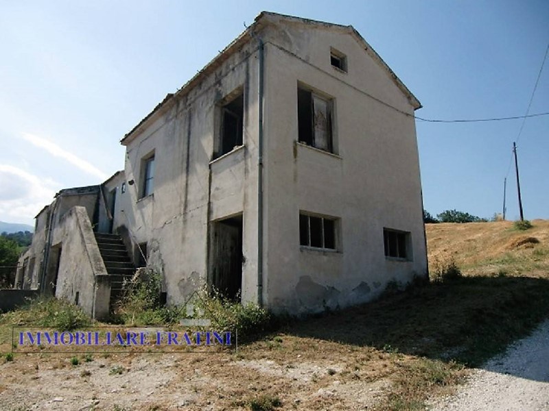 Rustico in Vendita a Civitella del Tronto, zona Ponzano, 69'000€, 190 m²