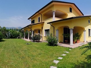 Villa in Vendita a Luni, zona Dogana, 510'000€, 260 m²