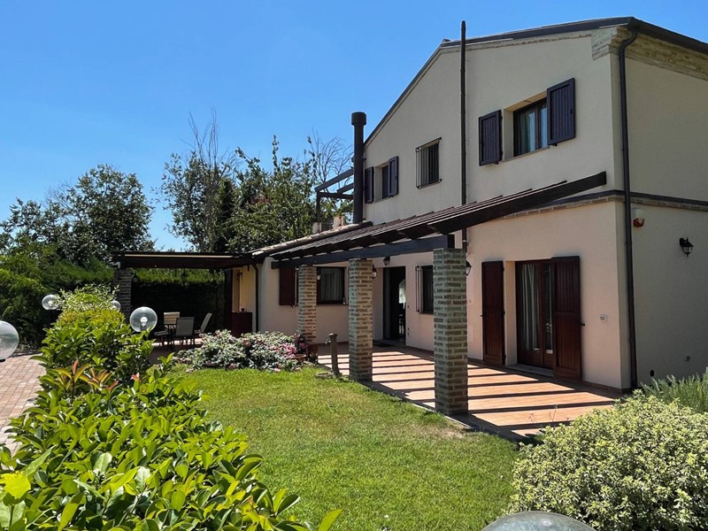 Casa Indipendente in Vendita a Pesaro, 495'000€, 267 m²