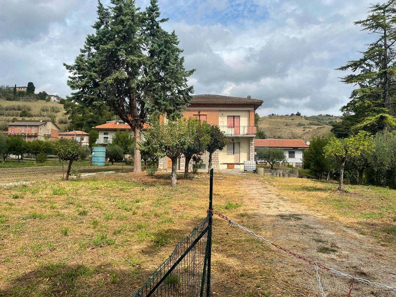 Casa Indipendente in Vendita a Ascoli Piceno, zona Poggio di Bretta, 195'000€, 250 m²