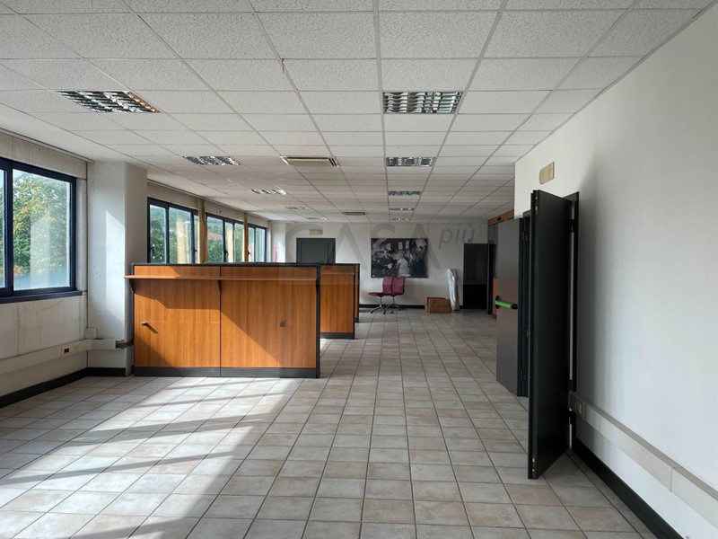 Ufficio in Vendita a Ascoli Piceno, 290'000'000€, 420 m²