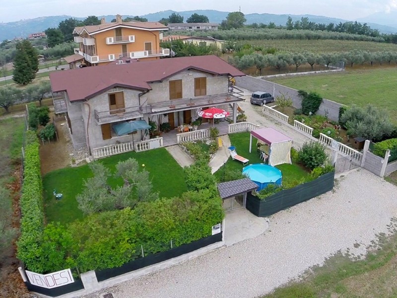 Villa in Vendita a Cepagatti, 380'000€, 185 m²