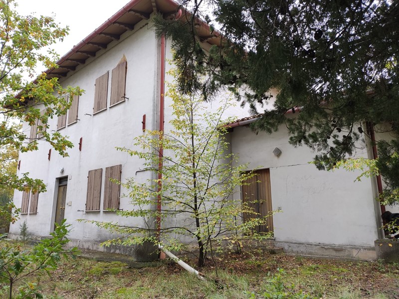 Villa bifamiliare in Vendita a Urbino, zona Montesoffio, 180'000€, 299 m²