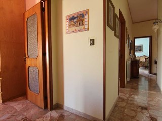 Trilocale in Vendita a Siracusa, zona viale Santa Panagia, 99'000&euro;, 132 m²