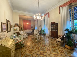 Casa Indipendente in Vendita a Lucca, zona Borgo Giannotti, 1'100'000€, 600 m², arredato, con Box