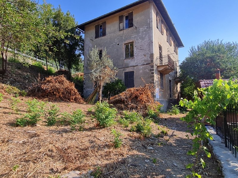 Casa Indipendente in Vendita a Genova, zona Molassana, 250'000€, 400 m²