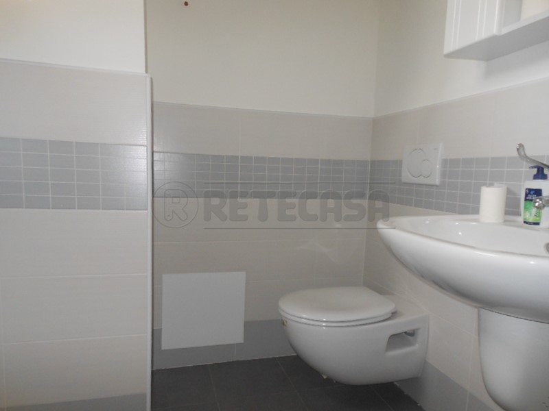 Ufficio in Affitto a Cassola, 800€, 109 m²