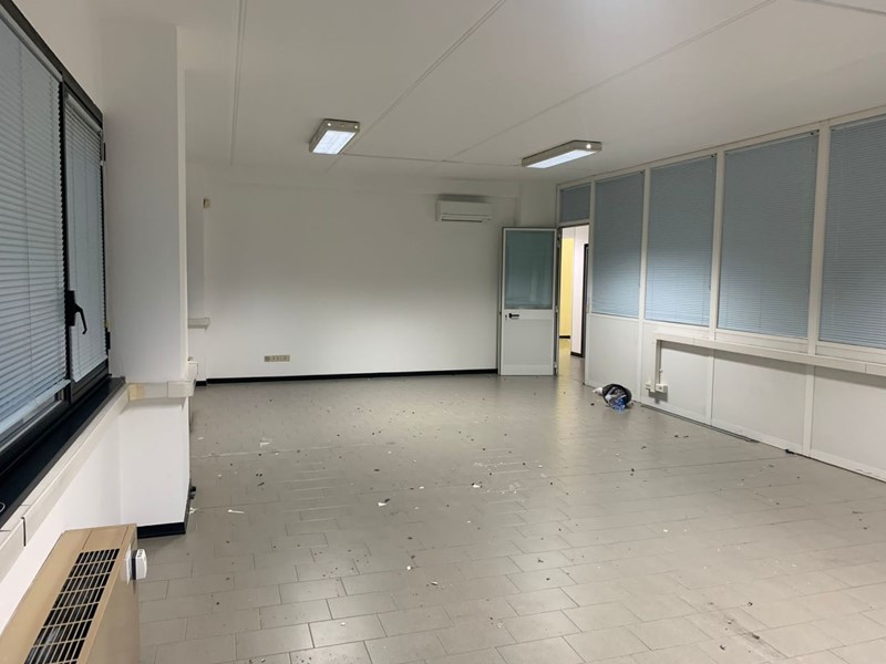 Ufficio in Affitto a Pesaro, 1'500€, 220 m²