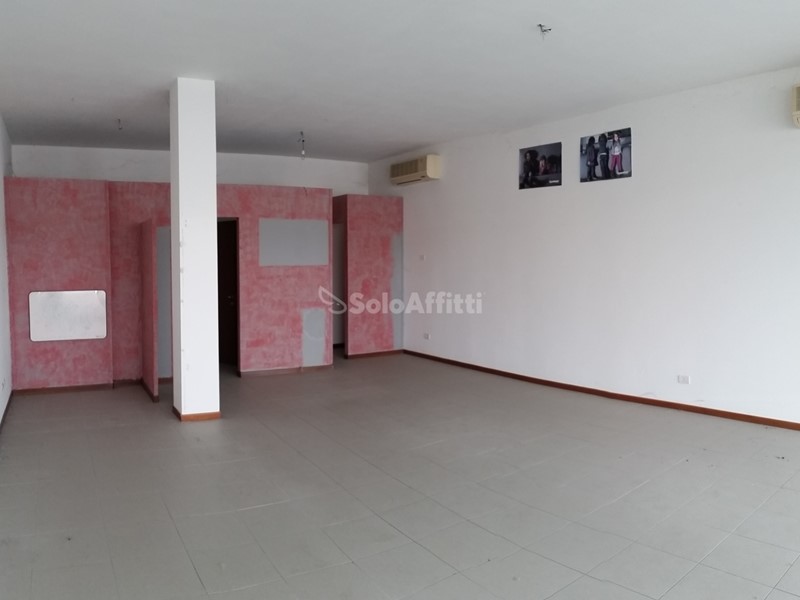 Capannone in Affitto a Legnago, zona Terranegra, 600€, 70 m²