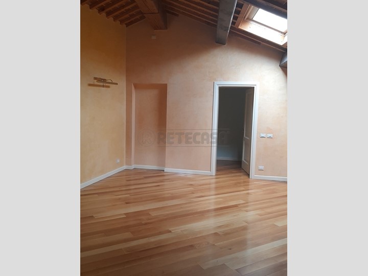 Mansarda in Affitto a Vicenza, 2'200€, 215 m²