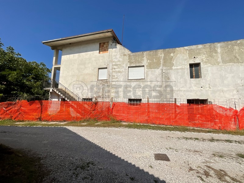 Casa Indipendente in Vendita a Palmanova, zona Jalmicco, 55'000€, 810 m²
