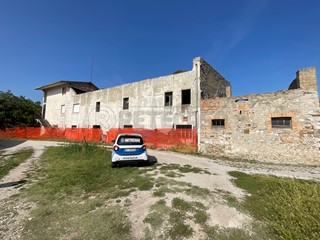 Casa Indipendente in Vendita a Palmanova, zona Jalmicco, 55'000€, 810 m²