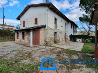Villa bifamiliare in Vendita a Larciano, 193'000€, 247 m²