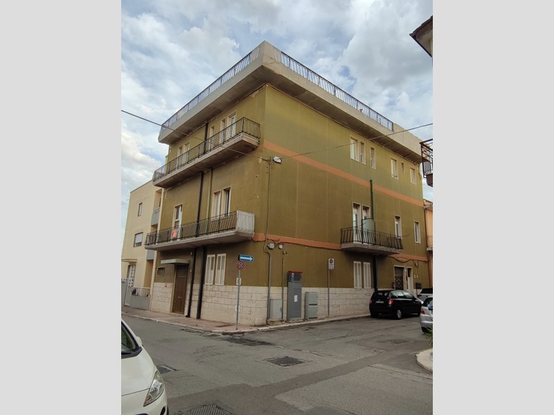 Casa Indipendente in Vendita a Adelfia, zona Montrone, 100'000€, 758 m², arredato