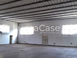 Capannone in Affitto a Lucca, zona Pontetetto, 3'000€, 380 m²