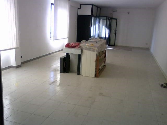 Ufficio in Affitto a Ponsacco, 800€, 170 m²