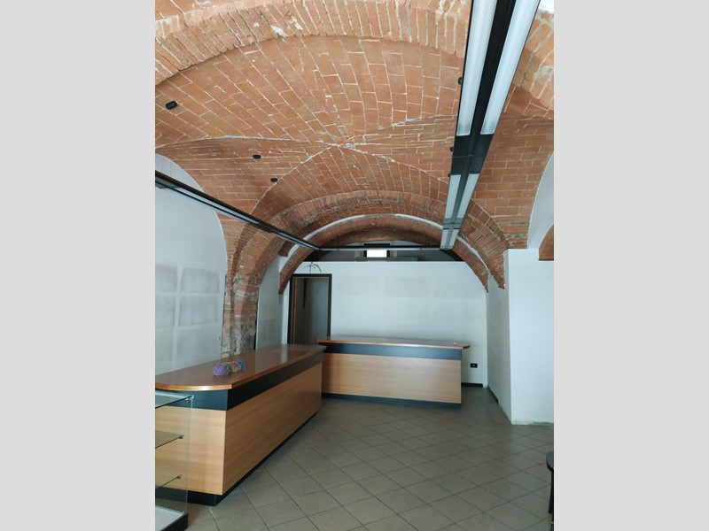 Immobile commerciale in Vendita a Empoli, zona Pontorme, 110'000€, 73 m²