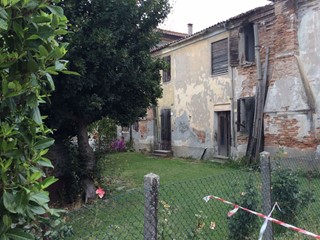 Casale in Vendita a Gavello, 28'000€, 300 m²
