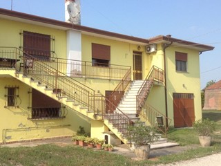 Villa bifamiliare in Vendita a Gavello, 90'000€, 225 m²