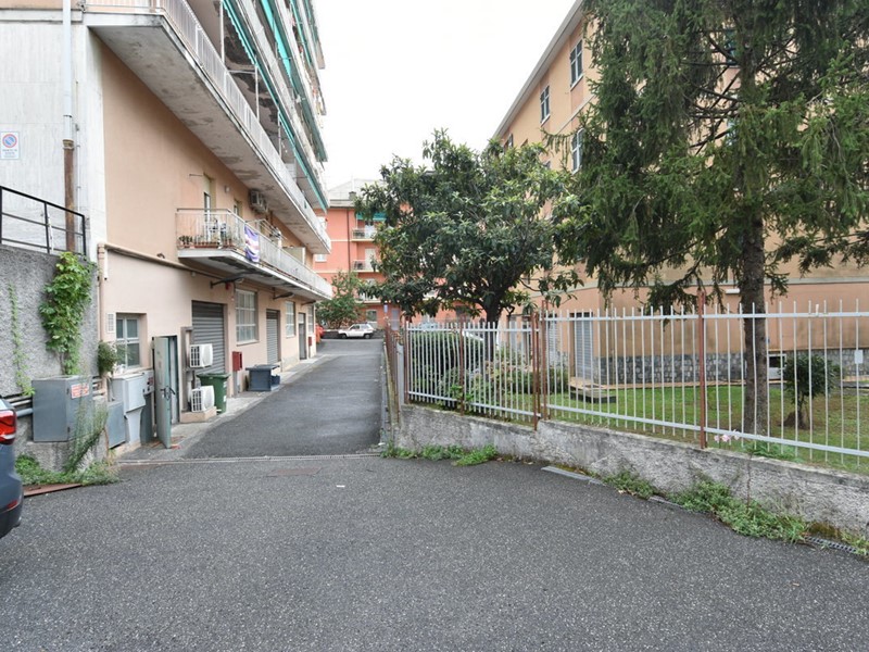 Magazzino in Vendita a Genova, zona MOLASSANA, 190'000€, 465 m²