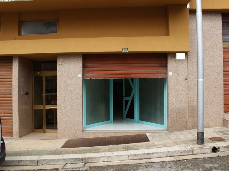 Negozio in Affitto a Canosa di Puglia, 60 m²