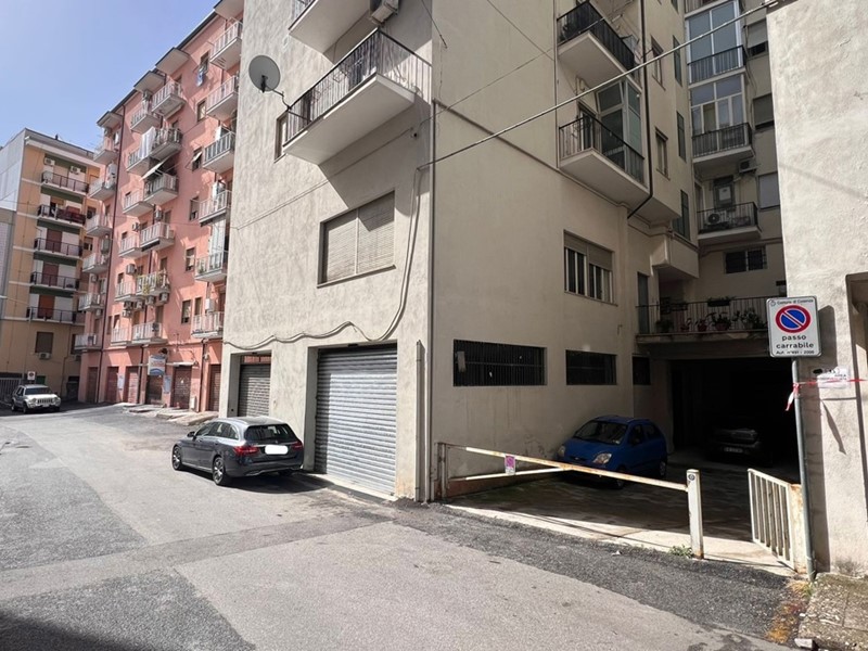 Magazzino in Affitto a Cosenza, 1'500&euro;, 283 m²