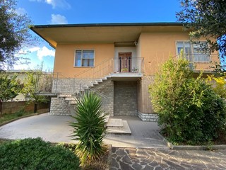 Villa in Vendita a Pontedera, zona Santa Lucia, 325'000€, 280 m², con Box