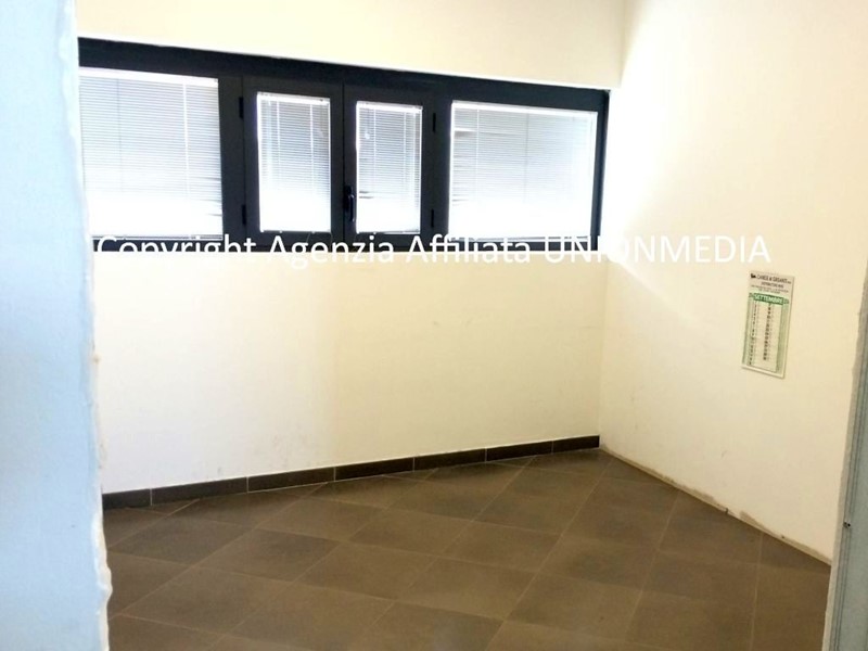Capannone in Vendita a Sarzana, 120'000€, 70 m²