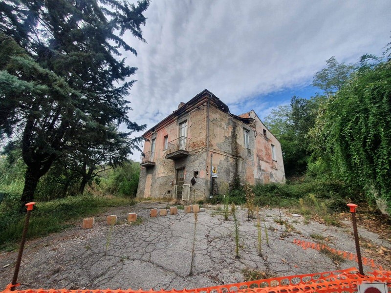 Casa Indipendente in Vendita a Teramo, zona Prima periferia, 90'000€, 253 m²