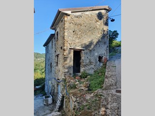 Rustico in Vendita a Fosdinovo, zona Giucano, 110'000€, 135 m²