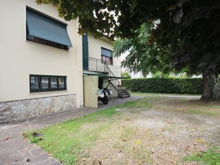 Villa in Vendita a Lucca, zona Sud, 330'000€, 220 m²