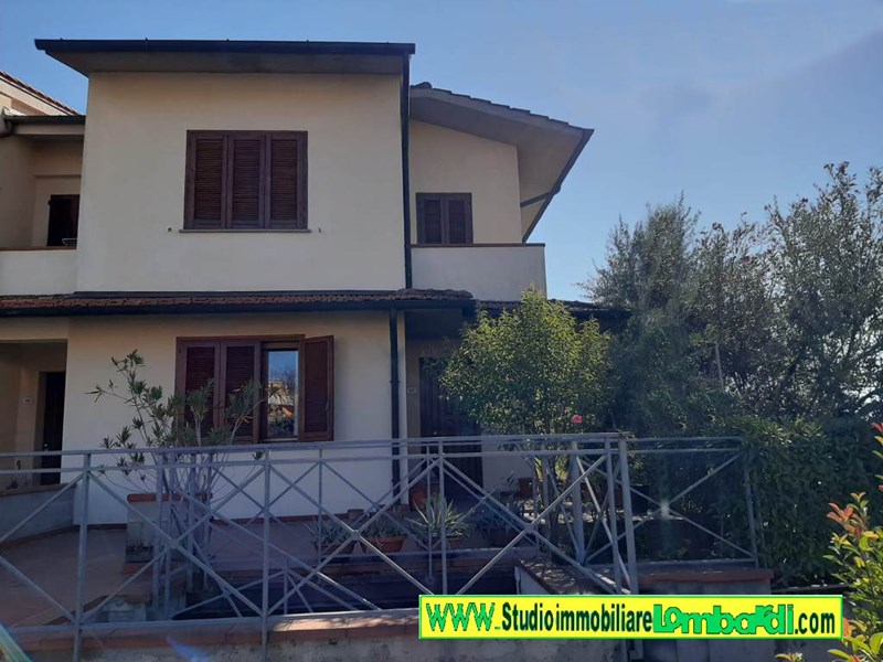 Casa Indipendente in Vendita a Pistoia, zona Santomato, 370'000€, 210 m²