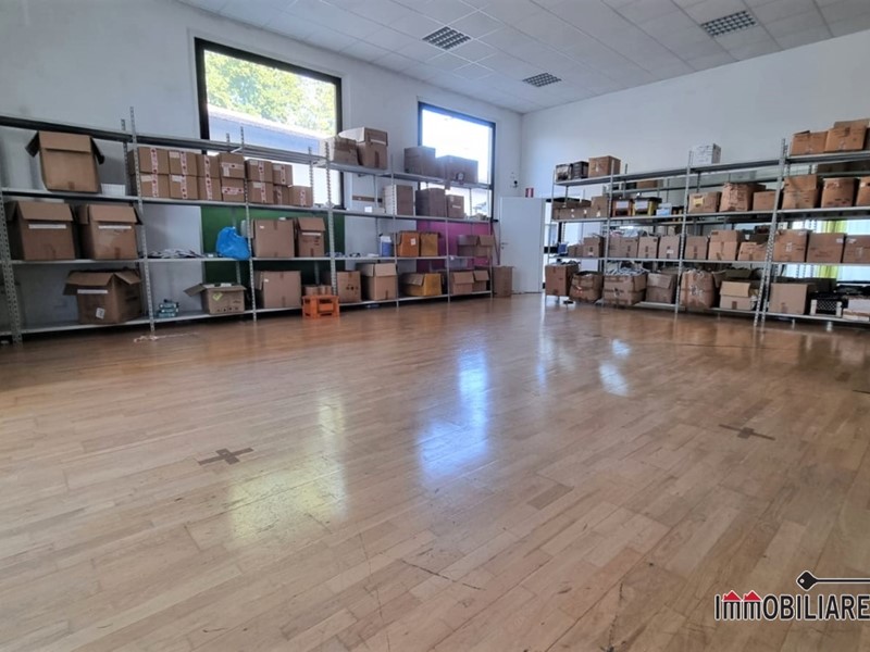 Negozio in Vendita a Poggibonsi, 193'000€, 325 m²
