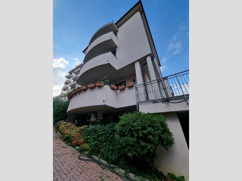 Villa in Vendita a Bresso, zona parco nord, 1'500'000€, 550 m²