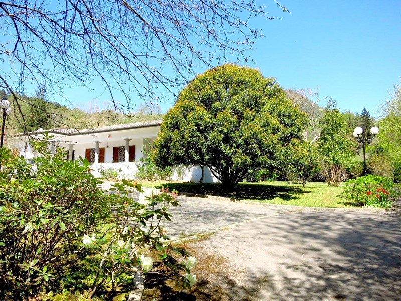 Villa in Vendita a Pescaglia, zona Monsagrati Alto, 548'000€, 400 m², con Box