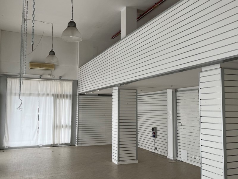 Attività commerciale in Affitto a Carrara, 300 m²