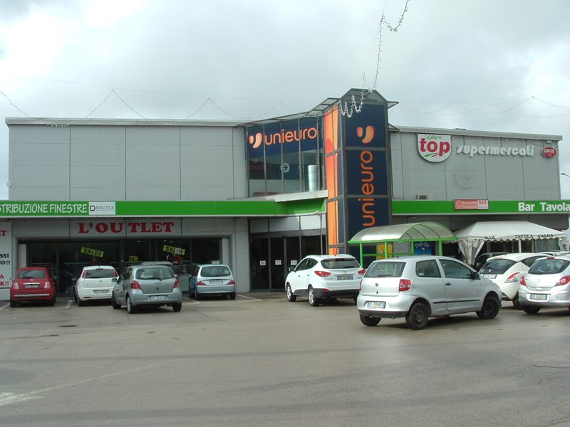 Immobile commerciale in Affitto a Ariccia, zona VIA NETTUNENSE KM 7,100 N° 2, 1'200€, 85 m²