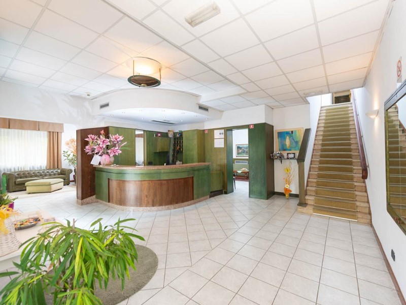 Immobile commerciale in Vendita a Camaiore, zona Lido di Camaiore, 2'400'000&euro;, 610 m²