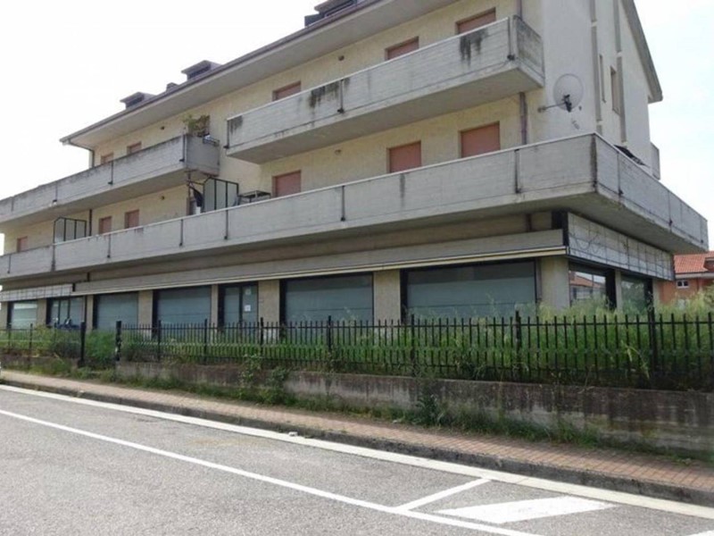 Immobile commerciale in Affitto a Colli del Tronto, 2100 m²