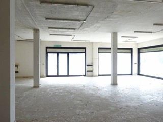 Immobile commerciale in Affitto a Colli del Tronto, 2100 m²