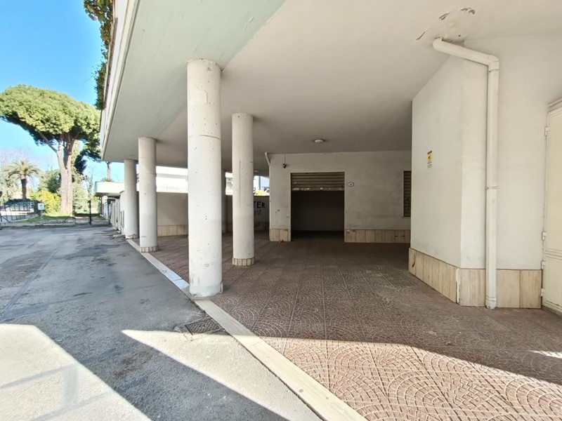 Immobile commerciale in Vendita a Nettuno, 104'000€, 230 m²