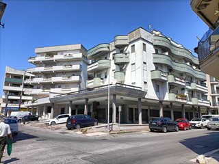 Immobile commerciale in Vendita a Nettuno, 104'000€, 230 m²